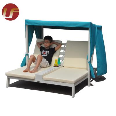 China Outdoor Durable Plastic Rattan Rattan Beach Cabriolet Sun Loungers Canopy Wicker Bed With Cushion à venda