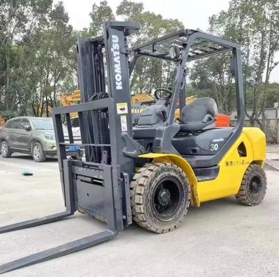 Chine 3 tonnes de chariot élévateur Komatsu utilisé 4,5 mètres de hauteur petit chariot élévateur utilisé avec moteur japonais à vendre