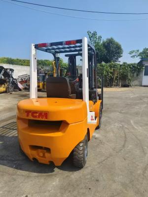 Chine Bonne condition de travail TCM FD30 utilisé chariot élévateur à trois portes cadre avec hauteur de levage 4,5 mètres à vendre