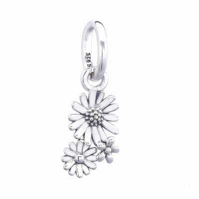 China Beautiful Romantic 925 Sterling Silver Charms Dangle Daisy Flower Pendant Charm For Necklace for sale