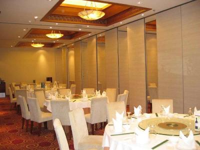 China Commercial Furniture Movable Soundproof Partition Wall For Restaurant for sale