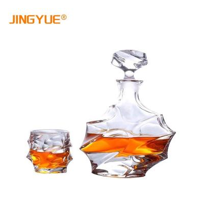 China New Classic/Postmodern Home Unique Design 750ml Bar Crystal Clear Liquor Decanter With 300ml Twisted Glass For Cocktail Rum Whiskey for sale