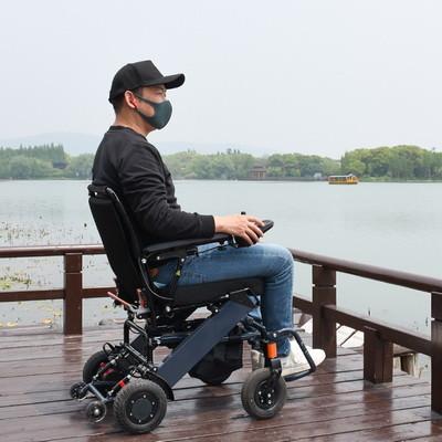 China Acuerdo ligero de la silla de ruedas motorizada del neumático plegable de la PU en venta