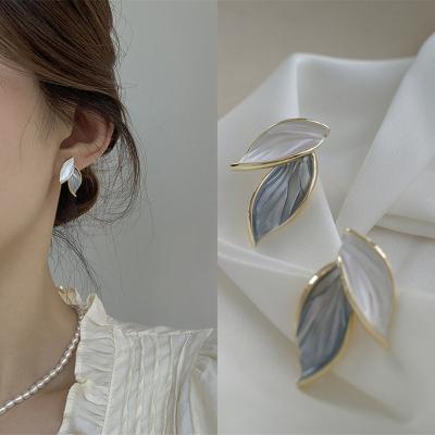 China TRENDY Silver Women's Personalized Single Leaf Design 925 Needle Ear Stud Earrings for sale