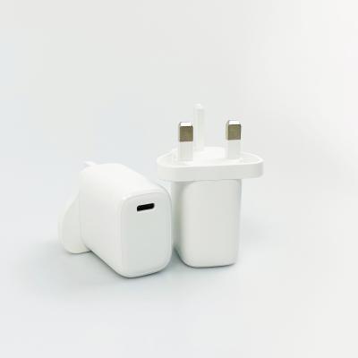 China Mobile Phone Free Sample 18W PD Wall Charger USB C Wall Plug UK 3 Pin Charger for sale