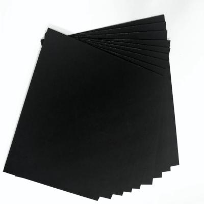 China Wholesale Recycled Materials Factory Black Cardboard 120 150 200gsm In Sheet Or Roll à venda