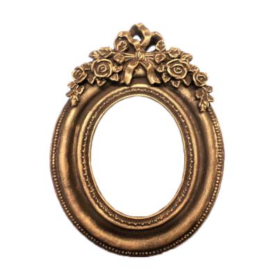 China Handmade Wholesale Resin Round Wall Mounted Photo Frame Golden Home Decoration for sale