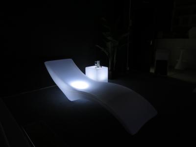 Cina Materiale della fibra di vetro delle chaise longue di Sun del Poolside del salotto di SALOTTO del LED singolo della spiaggia di plastica dura LUMINOSA della SEDIA in vendita