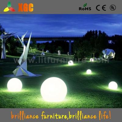 China bolas al aire libre de los acontecimientos de las bolas ligeras plásticas de la decoración LED del jardín 16 colores para la decoración de la Navidad en venta