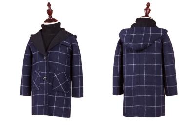 Cina Cappotto di inverno di miscela della lana del tartan affrontato doppio dell'inverno dei bambini con stile causale del cappello in vendita