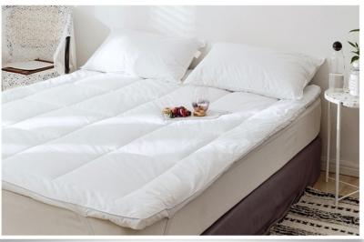 China Luxurious White Cotton Thick Mattress Topper Organic Waterproof Mattress Protector With Elasticized Corners for sale