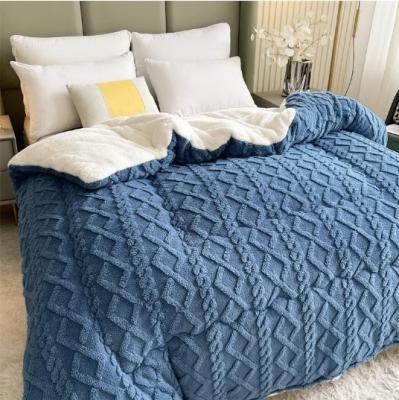 China Cozy Sherpa Soft Fleece Bedding King Size Quilted Comforter 150gsm - 400gsm Polyester Filling for sale