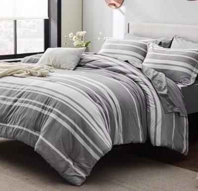 Chine Polyester gris rayé Cationic Microfibre Polyester Comfort Quilt Hypoallergénique Quilted Lit ensemble à vendre