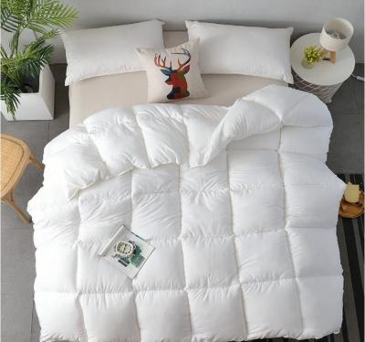 Chine Blanc vers le bas Design alternatif personnalisé Lit Quilt King Taille Polyester Boîte en microfibre Quilté Couette d'hiver à vendre