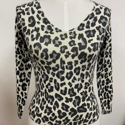 China Anti-wrinkle ladies sweater women fall clothing women leopard printing slim sweater for sale