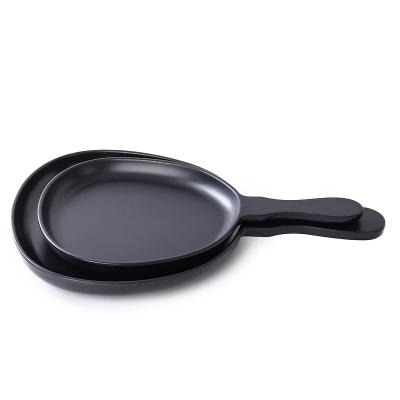 China Sustainable Wholesale kitchenware black matte melamine fast food restaurant steak pizza plate with handle unbreakable for sale