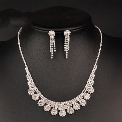 China Trendy female chain Diamond Earrings Two-Piece Jewelry Wholesale European and American rhinestone bridal set necklace fashion claw for sale