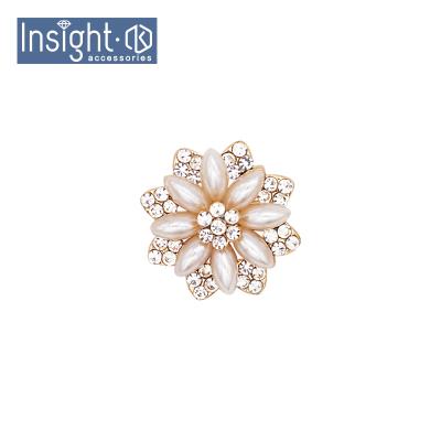 China New Fashion Costume Zinc Alloy Jewelry Accessories Flower Gold Brooches Custom Rhinestone&Pearl Brooch For Wedding for sale