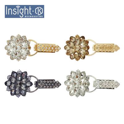 China Hot Viable Zinc Alloy Fur Buckles Flower Glass Buckle Crystal Diamond Buttons For Overcoat for sale