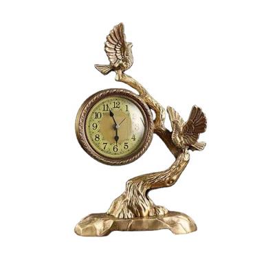 China New style wall clock retro decor home decoration creative quartz silent brass luxury antique clock style hanging clock for sale