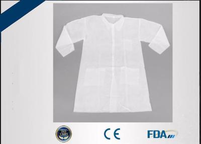 China Ropa protectora médica disponible económica, capas disponibles del visitante en venta