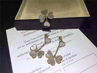 China Pendientes de Van Cleef Sweet Alhambra, pendientes nacarados blancos con el diamante redondo en venta