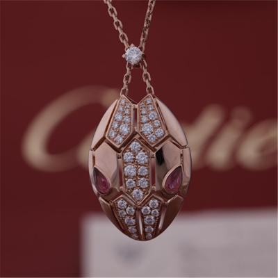 Chine Le collier de Roman Serpenti dans 18 kt s'est levé or réglé avec des yeux de rubellite et avec des diamants de pavé sur la tête à vendre