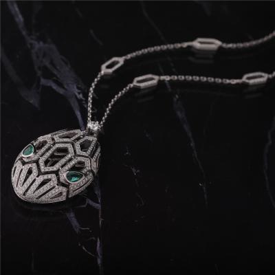 Китай Ожерелье Италии роскошное Serpenti в наборе белого золота 18K с изумрудными глазами и с диамантами pavé на цепи и голове продается