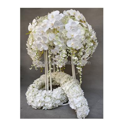 China Banquet White Silk Flower Ball Kissing Flower Ball Centerpiece With S Shape Flexible Runner Around for sale