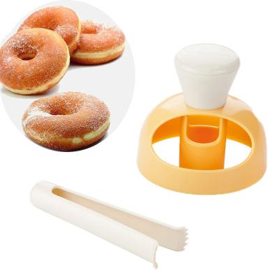 China Large Sustainable Wholesale Donut Mold With Tongs Bakeware Plastic Hollow Bread Dipping Baking Dish Baking Tools for sale