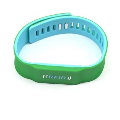 Cina Centro fitness braccialetti NFC personalizzati in silicone braccialetto sportivo impermeabile in vendita