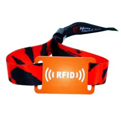 China Gepersonaliseerde 13,56Mhz NFC Tag Armband Geweven RFID Armbanden Voor Evenementen Te koop