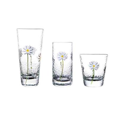 China Popular Small Glass Tumbler Stocked Daisy Painting Decoration Hammered Clear Water Cups Supplier for sale