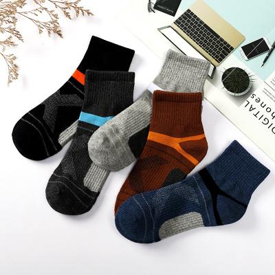 China New breathable sports socks men's and women's mountaineering sports outdoor non-slip socks basketball socks for sale