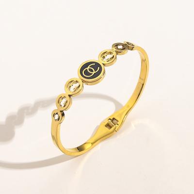 China High Quallity French Retro Fashion Gold Bracelet Simple Fashion Oil Drop Buckle Ladies Bracelet for sale