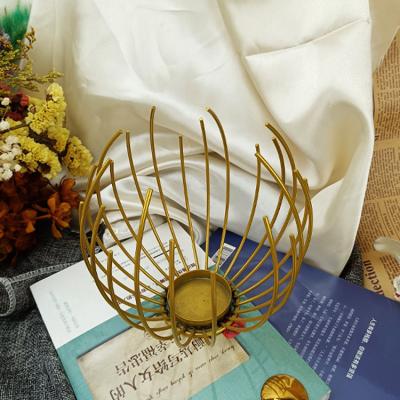 China Luxury Single Gold Metal Morden Irregular Shaped Candlestick Candlestick Table Stand For Home for sale