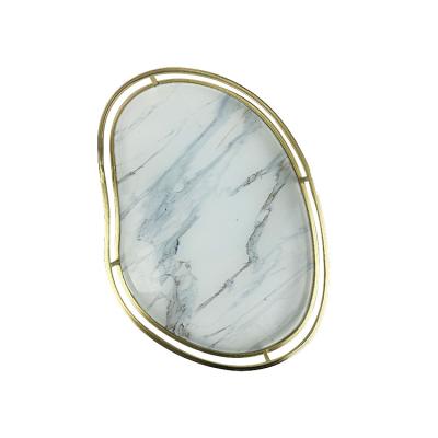 China Morden Luxury Wholesales Texture White Marble Home Decor Serving Tray Irregular Marble Mirror Tray with Gold Metal Handles for sale