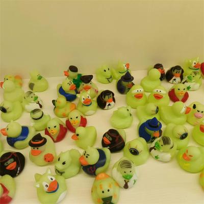 China Squeeze-sounding Dabbling Toy Custom light up mini rubber ducks water play bath toy in bulk for sale