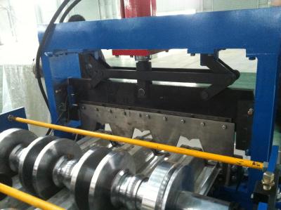 中国 18-30 Roller Stations Floor Deck Roll Forming Machine for Accurate Cutting at 15-20m/min 販売のため