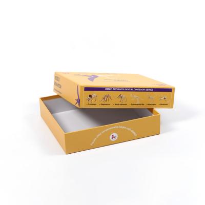 China Caja de regalo con logotipo en relieve elegante para almacenamiento y regalos de cartas de juego en venta