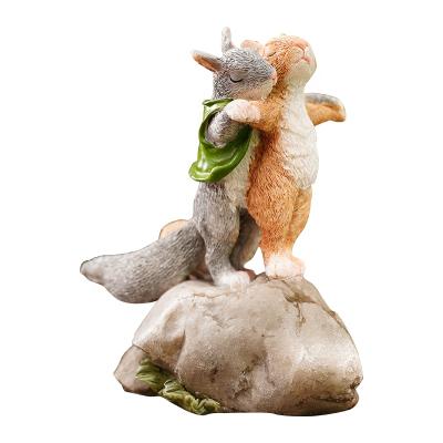 China Artificial Hugging Stacks Modern Garden Figurine Statue Resin Crafts for sale