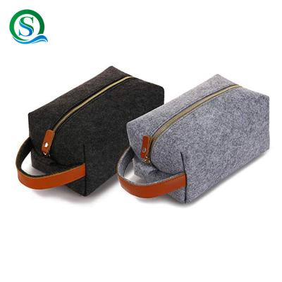 China 100% Eco-Friendly Men And Women Felt And Leather Toiletry Bag Makeup Shaving Dopp Kit Travel Bag for sale