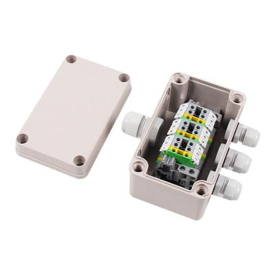 China IP65 Wasserdichte Kabel-Kreuzung Box 80*130*70mm mit UK2.5B Din Rail Terminal Blöcke 1 in 3 aus zu verkaufen