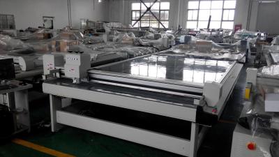 China De UVdoos die van het Printer Flatbed Karton Machine, Tapijtsnijmachine maken 1230 Mm/S Te koop