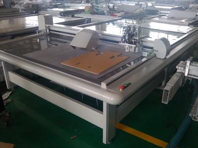 China Dibujo de máquina oscilante de la fabricación de cajas del papel del cuchillo de la fricción que arruga cortando el motor servo en venta