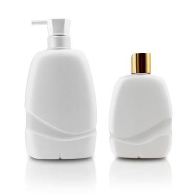 China Flat Cosmetic Plastic Bottle 600ml PE Plastic Shampoo Bottles With Pump Head Empty Cosmetic Packaging Bottle Shower Lotion for sale