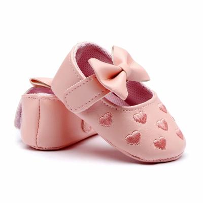 China Light Weight Flat Easy Bow Toddler Early Wear Heart Applique Baby First Steps Casual Daily Wear Shoes for sale