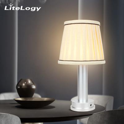 China 2021 New Arrival Hotel Living Room Table Decoration Fabric LampShade Metal Base Dimmable Touch Control LED Desk Lamp Led USB for sale