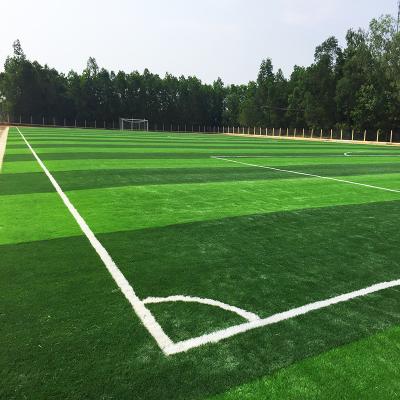 China Material falsificado artificial sintético dos PP do PE da grama do campo de futebol para o campo de futebol à venda