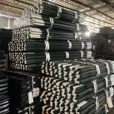 China Easily Assembled American Steel Studded Fence Post Green Painted Metal T Post For Farm Metal Fence Post for sale